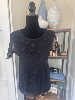 Potter's Pot Sheer Black Tee with Star Pattern - Size M